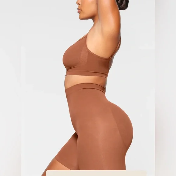 SKIMS Seamless Sculpt Mid Thigh Shorts - Picture 5 of 9